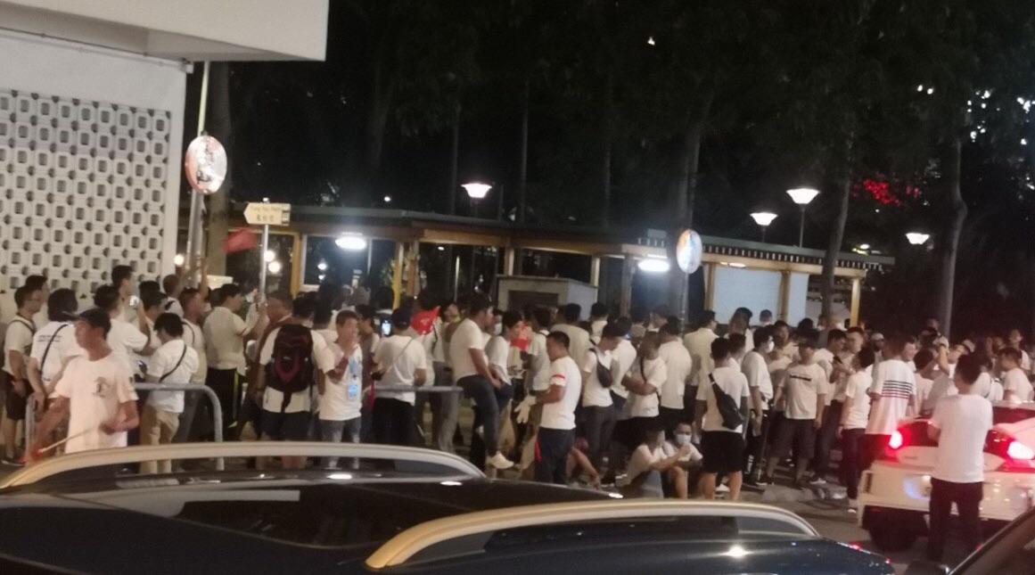 有網友在批踢踢爆卦，指21日香港反送中遊鸻結束之際，元朗地鐵站出現上百名白衣黑幫份子，狙擊回家民眾。   圖：翻攝自批踢踢/LWang