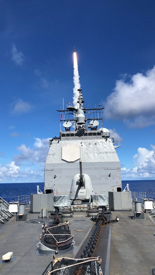美軍軍艦「安提坦號」(USS Antietam,CG-54)演訓試射飛彈。   圖：翻攝U.S. 7th Fleet臉書