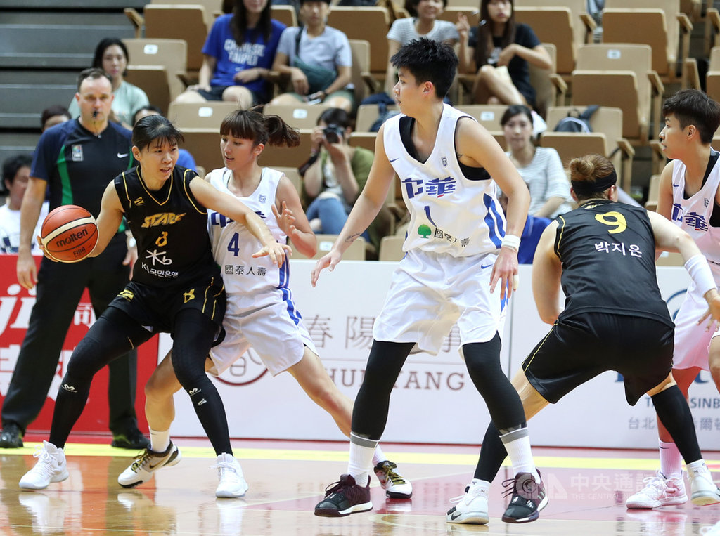 2019第41屆威廉瓊斯盃國際籃球邀請賽女子組賽程，28日晚間進行中華藍（白衣）與韓國（黑衣）賽事，兩隊打到二度延長賽，中華藍終場以88比80獲勝。   圖：中央社提供。