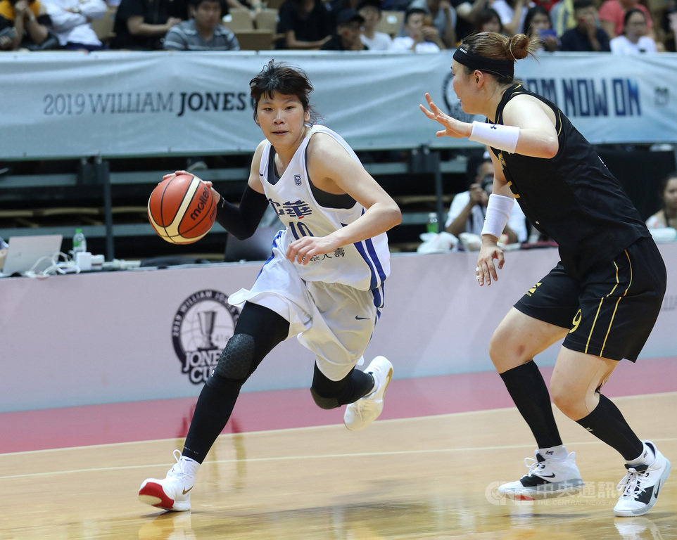 威廉瓊斯盃國際籃球邀請賽女子組，中華藍終場以88比80擊退南韓隊。中華藍蔡佩真（左）全場攻下19分。   圖：中央社提供。