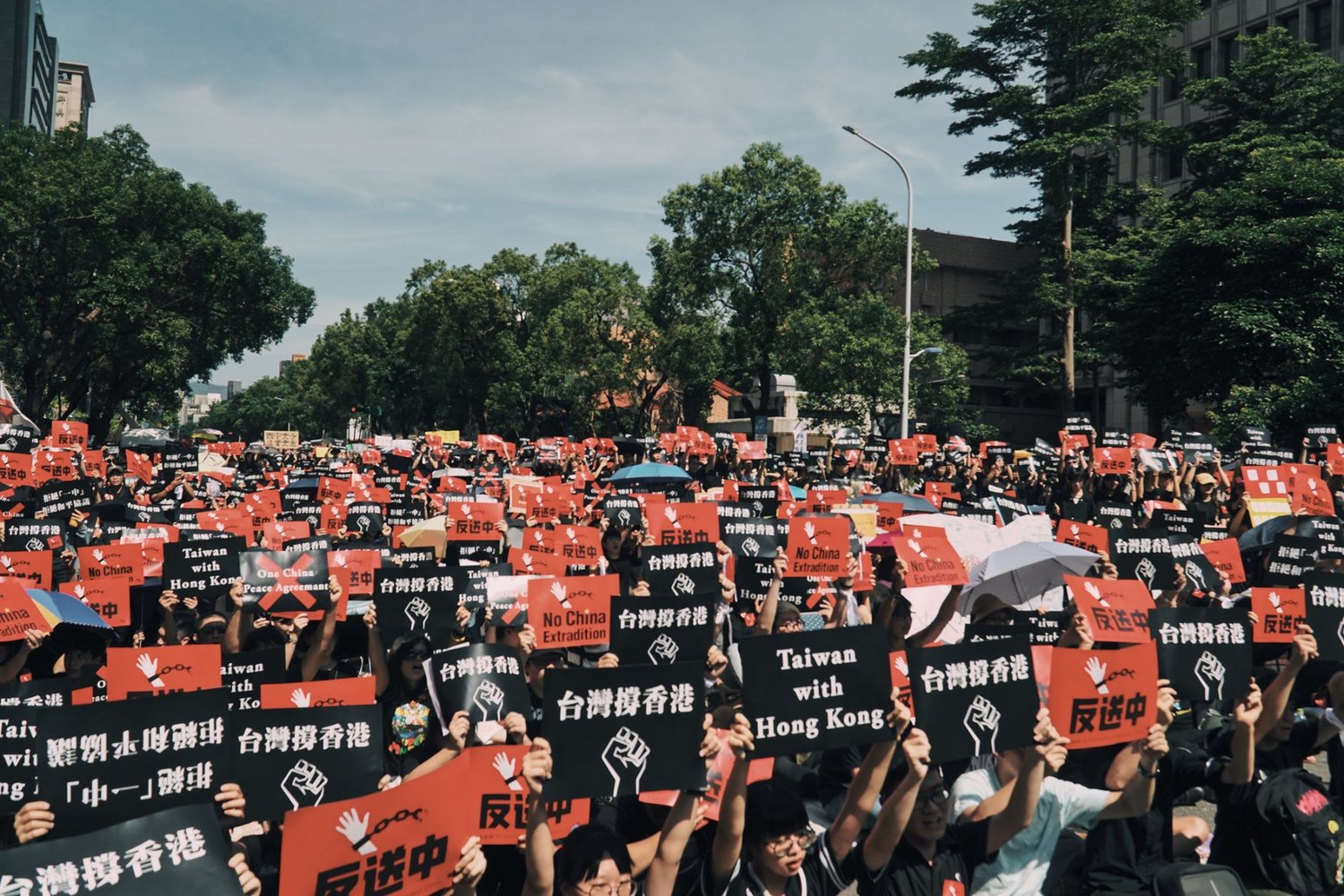 他們強調「在追求民主自由的路上，台灣與香港一直並肩，作為支撐彼此的朋友」。   圖/翻攝自香港邊城青年臉書