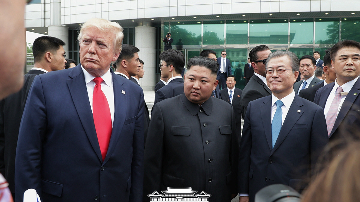 美國總統川普、北韓領導人金正恩、南韓總統文在寅（由左至右）。   圖：翻攝自青瓦臺官網（資料照）