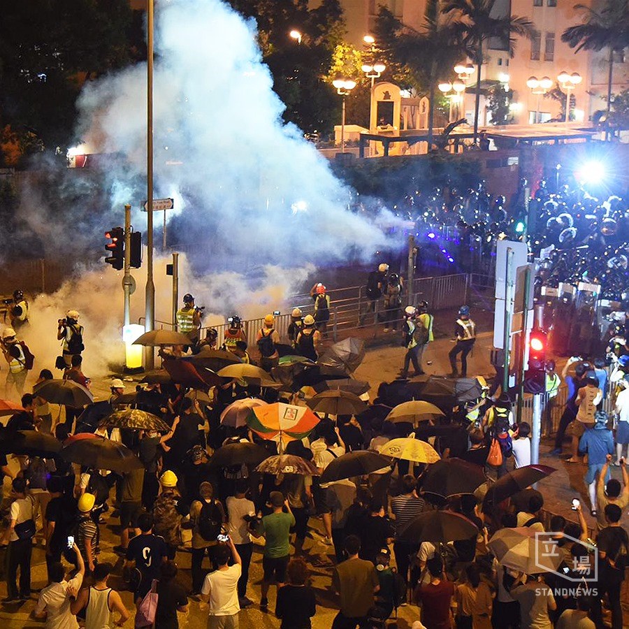 (影)港警獅子山下動武 黃大仙居民蒙催淚彈雨 | 國際 | 新頭殼 Newtalk