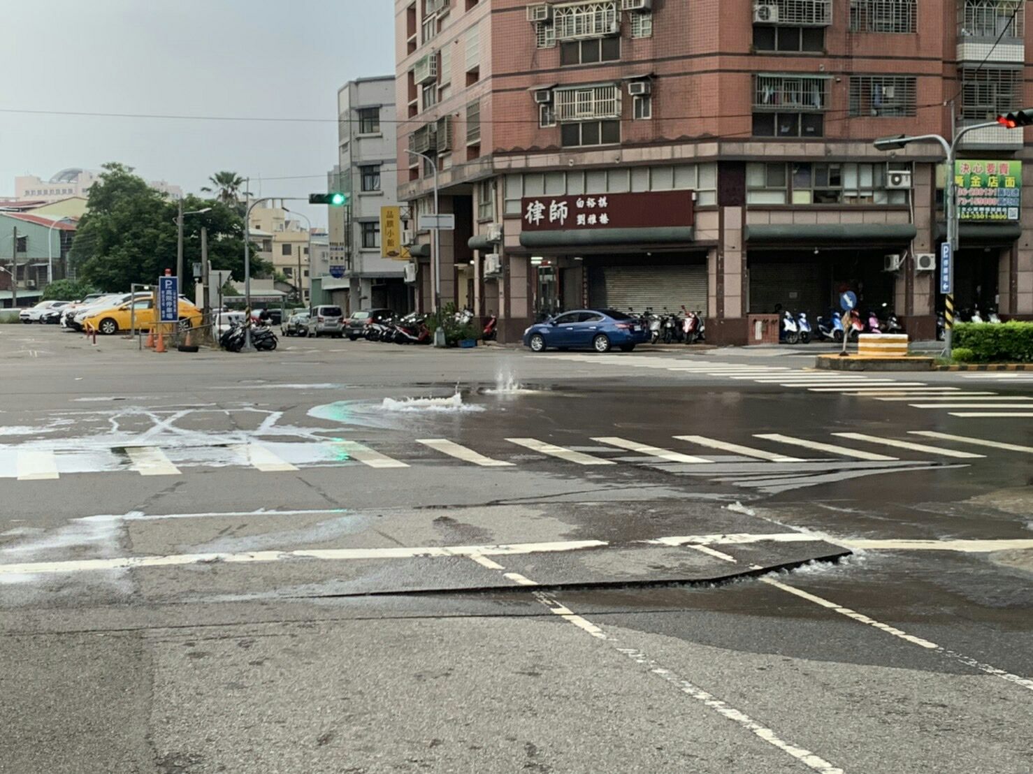 台中市南區高苑路及南平路口地面隆起。   圖/消防署提供