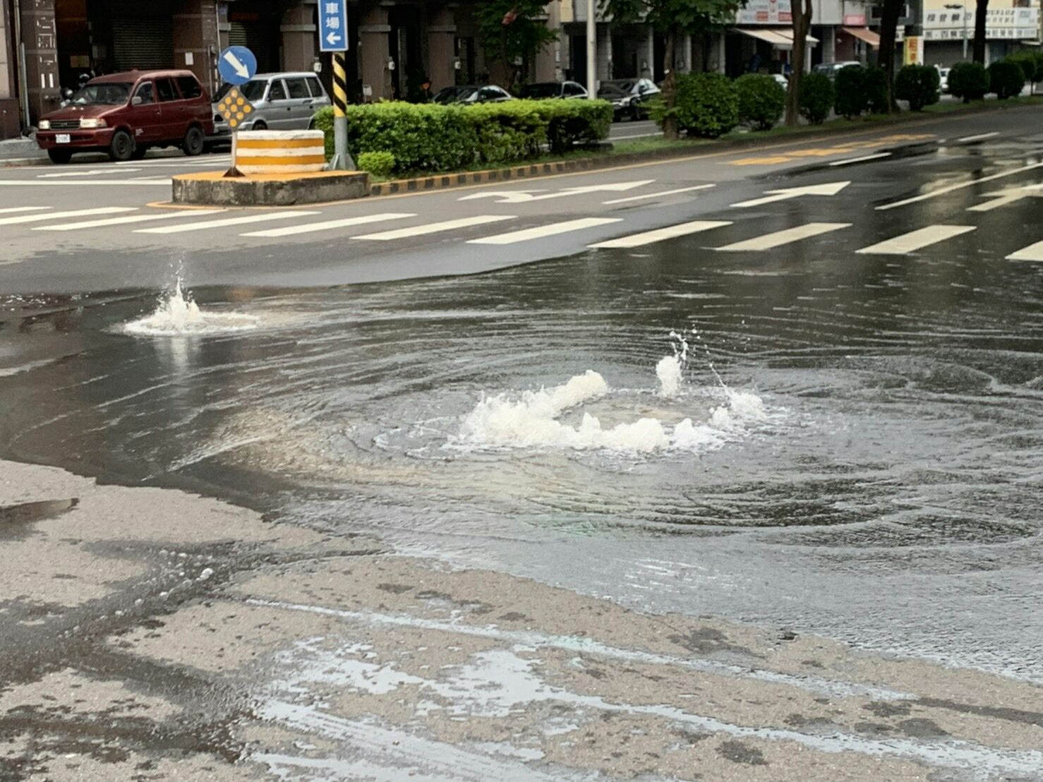 台中市南區高苑路及南平路口地面隆起。   圖/消防署提供