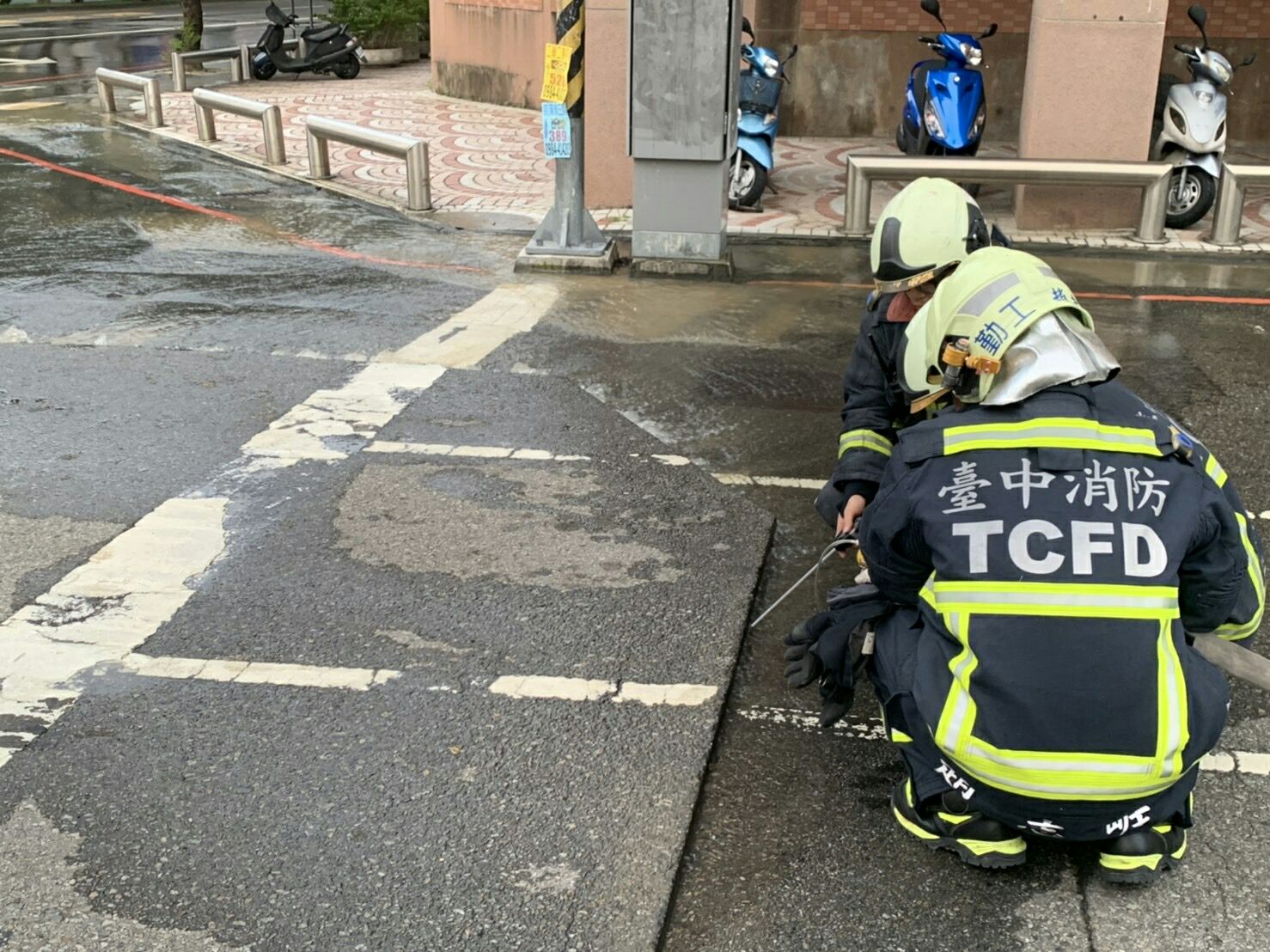 台中市南區高苑路及南平路口因8日清晨地震受損，消防人員正在檢查相關管線。   圖：消防署提供