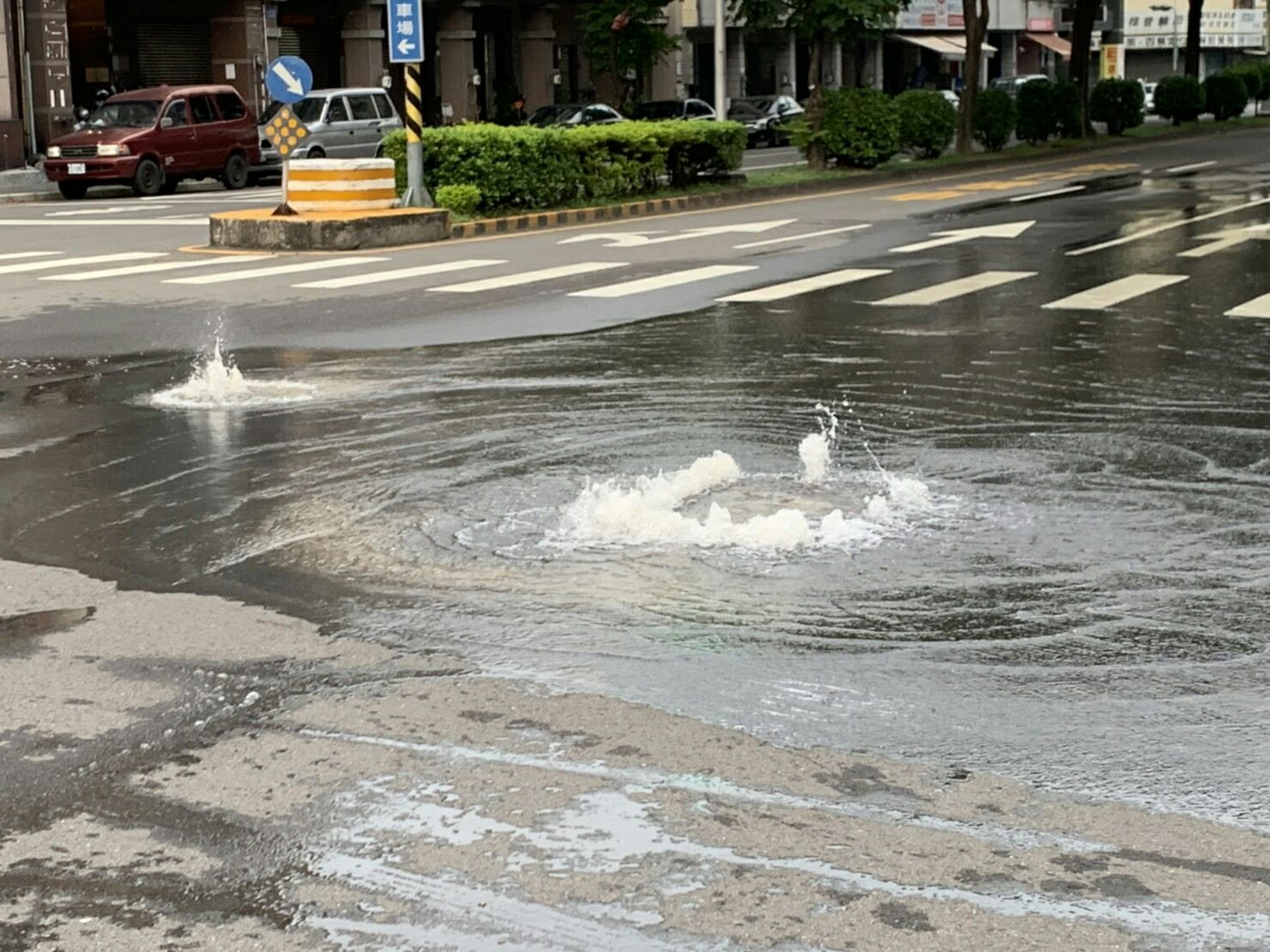 受到規模6地震影響，台中市南區高苑路及南平路口因8日清晨地震受損，地下冒出大量清水。   圖：消防署提供