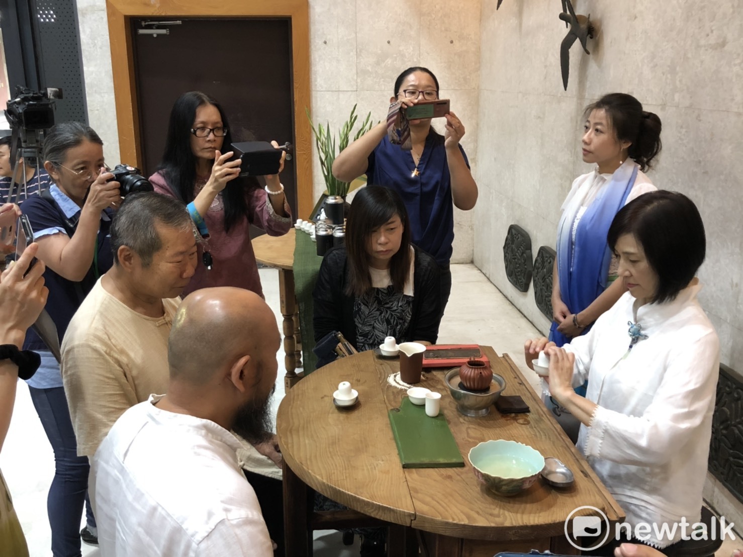 在中華茶藝獎全國茶藝比賽記者會中，由江昭慧老師示範雙杯品茗泡茶方式。   圖：黃博郎／攝