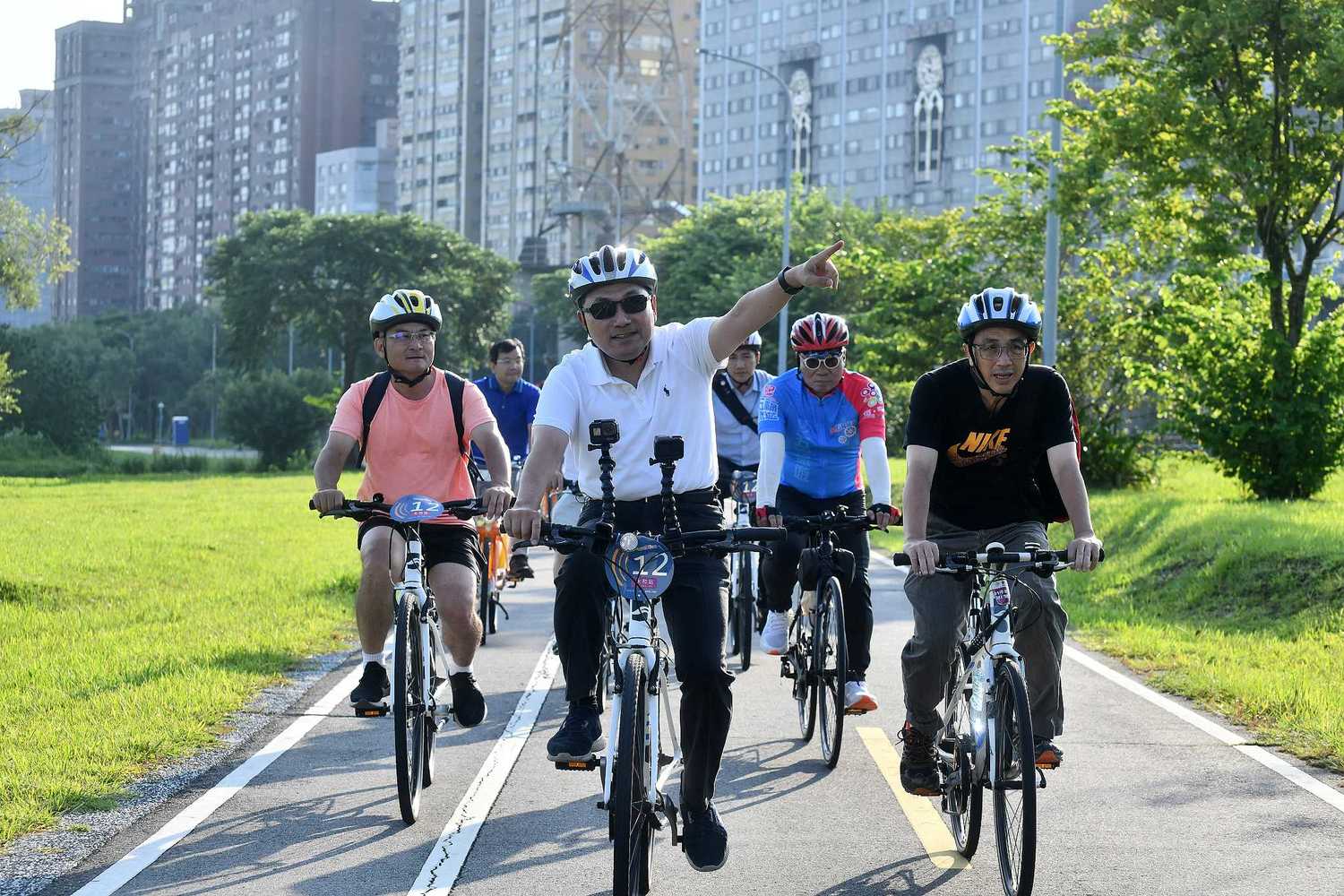 新北市長侯友宜今天親自體驗從永和騎自行車到市府上班，原本預定9公里需要花50分鐘，他花了41分鐘完成。   圖：新北市政府/提供