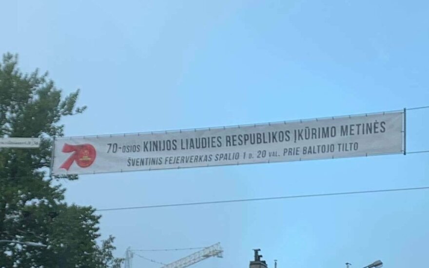 中國沒有事先申請，就在立陶宛首都維爾紐斯市廣拉布條宣傳10.1國慶要放煙火，現在被打回票，只能自行拆除廣告。   圖：翻攝自立陶宛EN.DELFI