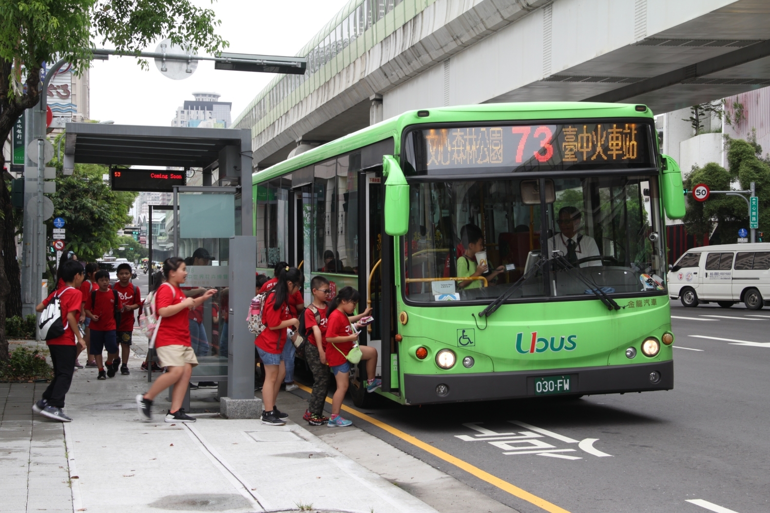 為讓台中市公車按表操課，交通局宣布10月起公車誤點脫班系統自動開罰。   圖：台中市政府交通局／提供