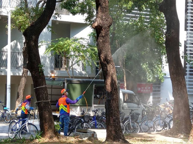 疾管署今（25）日公佈台南東區大學里新增1本土登革熱病例，並對成大校園內外進行化學防治。   圖：台南市衛生局／提供