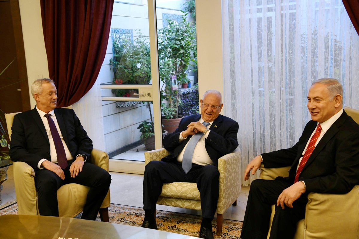以色列現任總理納坦雅胡（右起）獲總統里夫林授權，優先組閣，萬一失敗，對手甘茨纣立即接棒。   圖：翻攝自里夫林推特