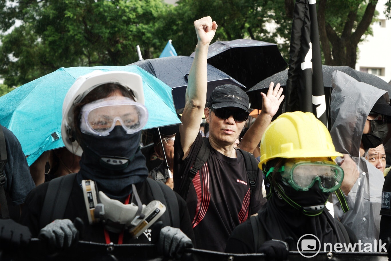 「929撐港大遊行」中，年輕的參與者頭戴安全工地帽，眼帶護目鏡，並圍上口罩，模仿香港反送中示威者抗爭時的裝扮。   圖：張良一/攝