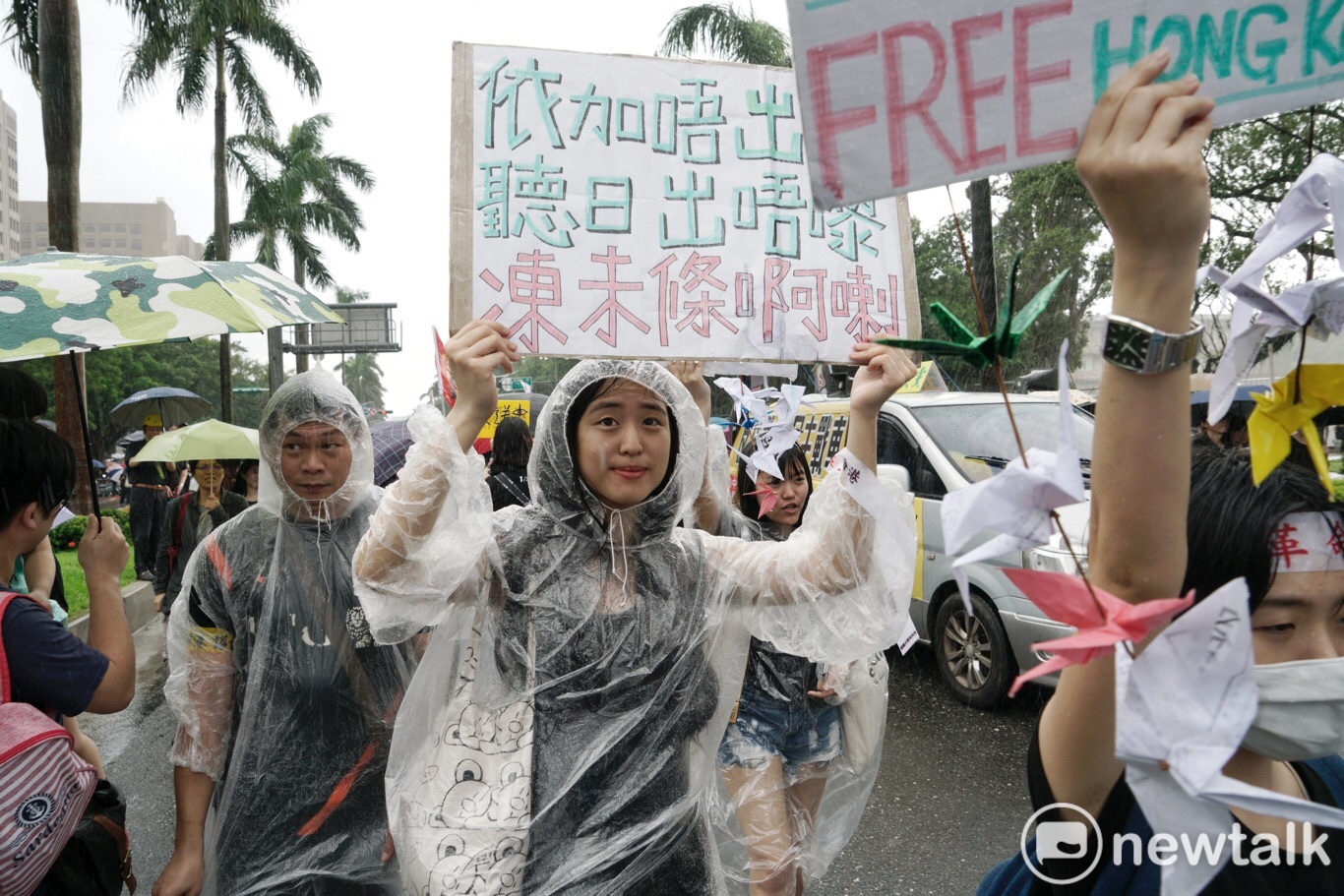 「929撐港大遊行」中，香港留學生高舉自製的舉牌，向香港政府表達抗議。   圖：張良一/攝