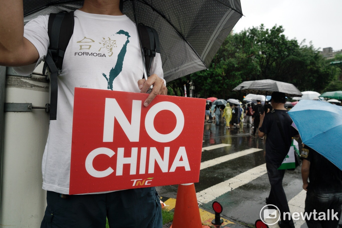 「929撐港大遊行」中，民眾拿著「no china」的舉牌，抗議反送中香港政府背後的中國極權。   圖：張良一/攝