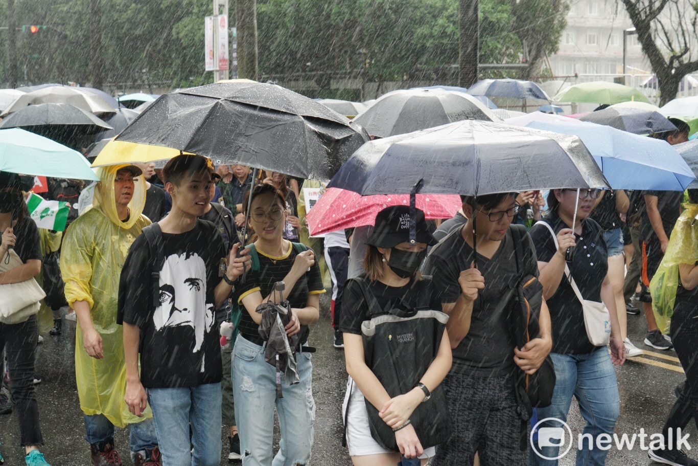 「929撐港大遊行」中有許多參與者是年輕人，他們不畏今天的惡劣天氣，儘管在風雨交加下，仍撐著傘上街「撐香港」。   圖：張良一/攝