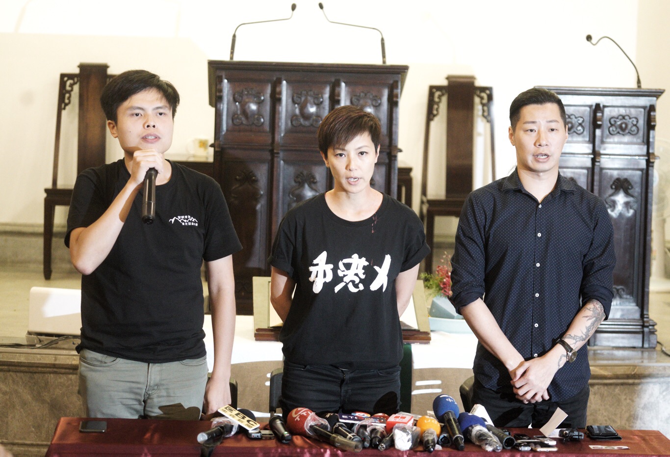 台灣公民陣線江旻諺、香港藝人何韻詩、無黨籍立委林昶佐。（由左至右）   圖：張良一/攝
