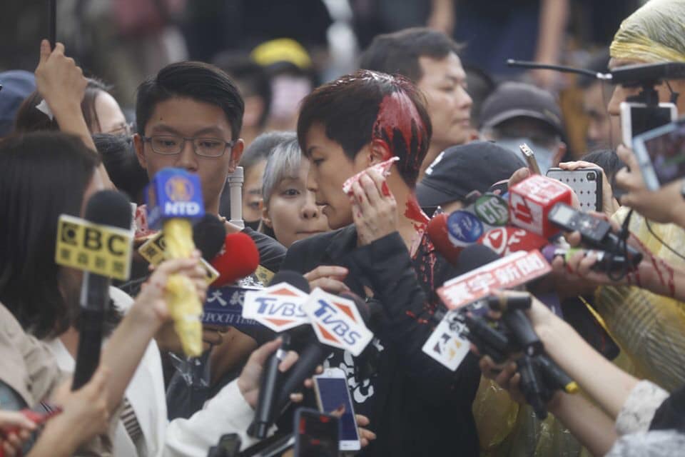 香港歌手何韻詩來台參加929台港大遊行，遭到統促黨潑紅漆攻擊。   圖／擷取自何韻詩臉書。