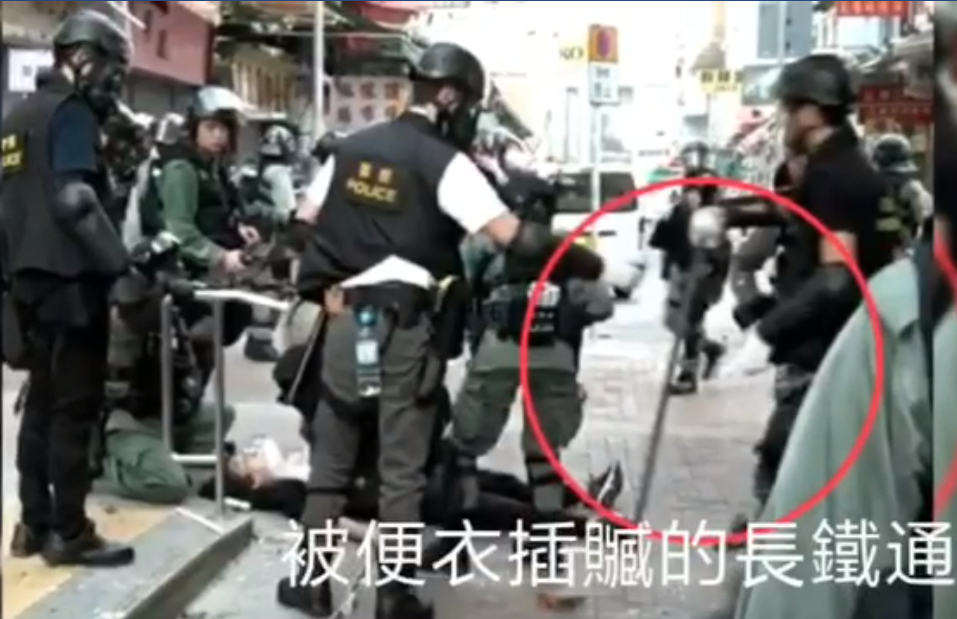 影片中可見示威者倒地後，有員警拿來削尖的鐵條疑似想作為證物。   圖 :	翻攝自桑普臉書影片