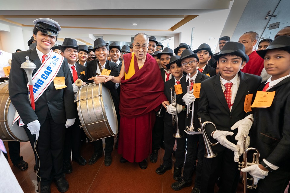 諾貝爾和平獎得主達賴喇嘛（中）致力推動世界和平，備受國際尊崇。   圖：翻攝自達賴喇嘛臉書