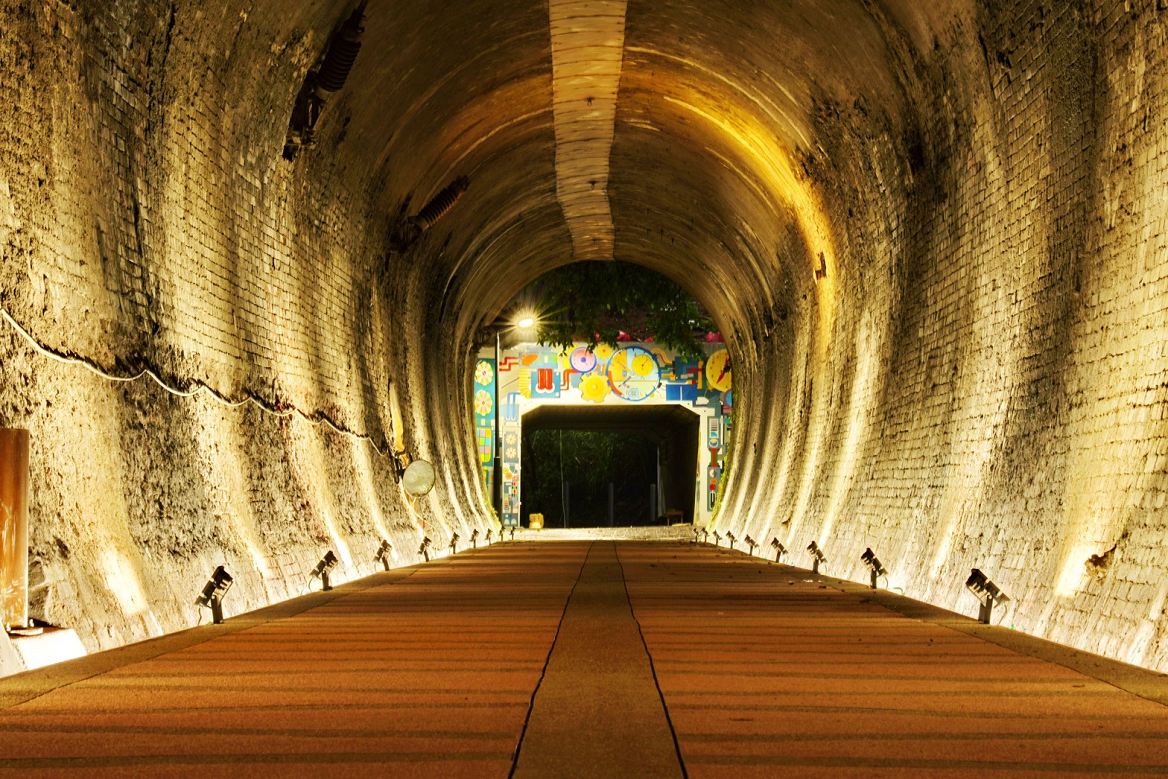 台鐵五堵隧道內裝設燈光照明，隧道洞口外還有彩繪藝術、休憩區，打造新的車友休憩空間。   圖：新北市政府／提供