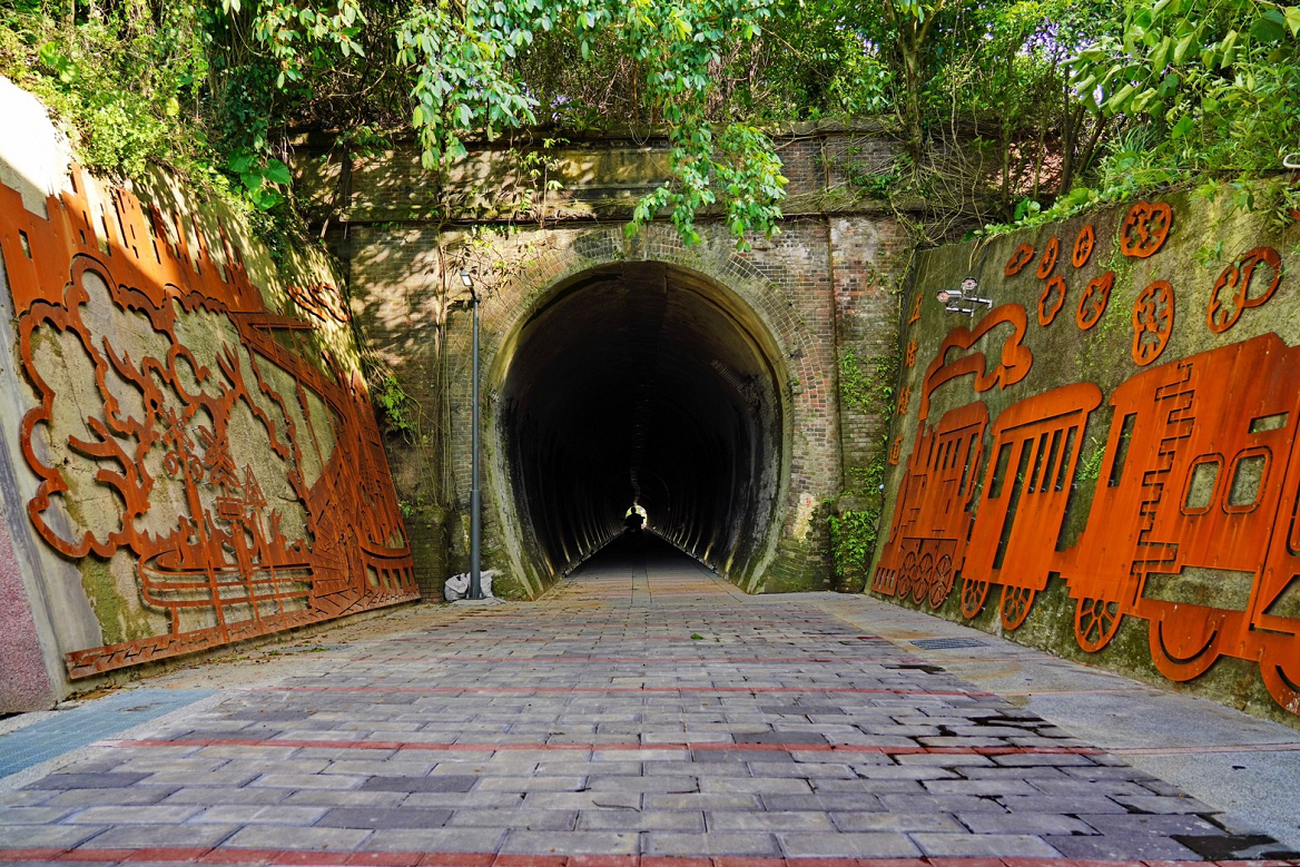 台鐵五堵貨場舊隧道連接汐止與基隆市，修建完成後成為連接兩地的自行車道。   圖：新北市政府／提供