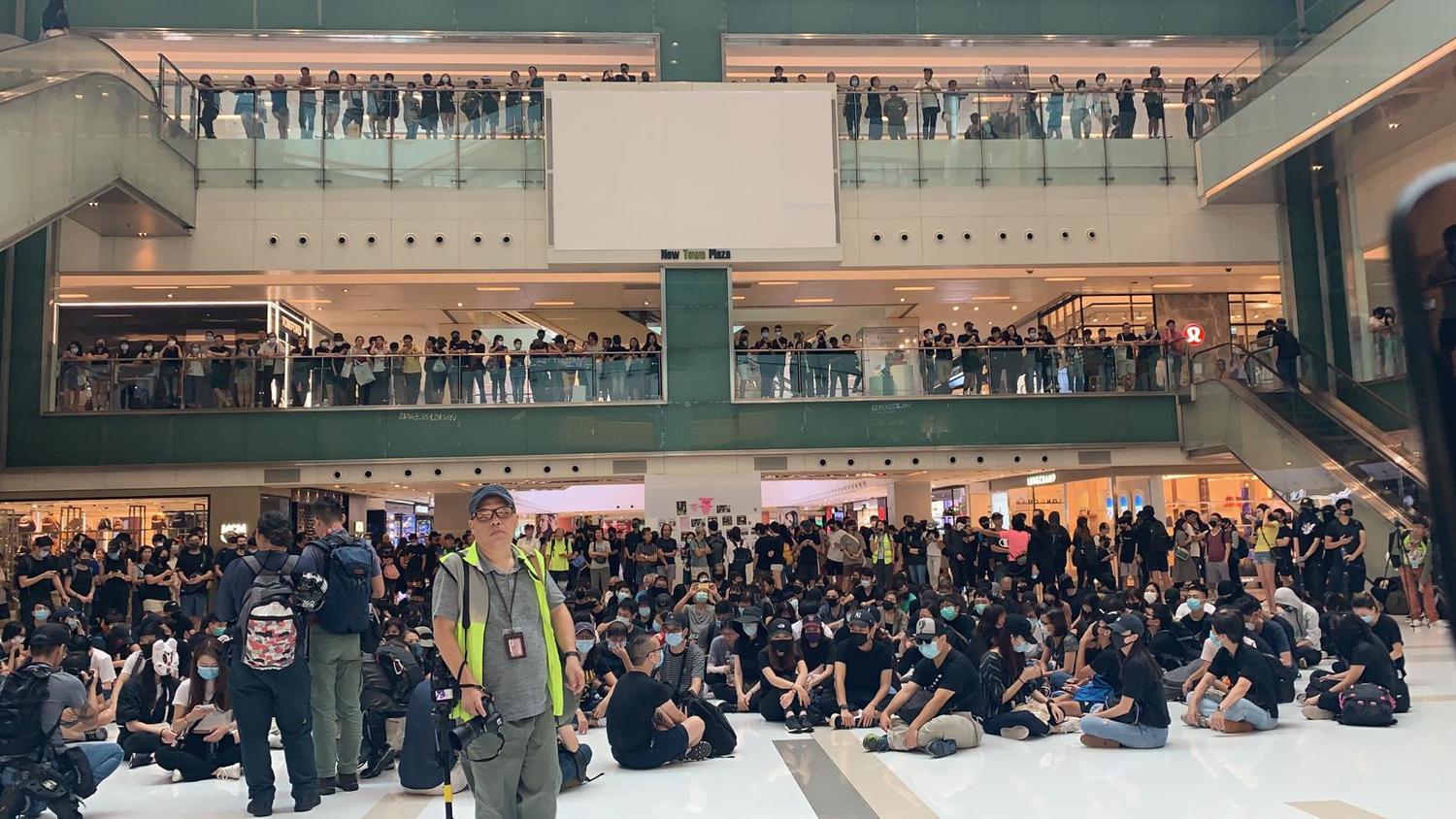 香港反送中示威者13日在新界的購物中心抗議。   圖：擷取自立場新聞臉書