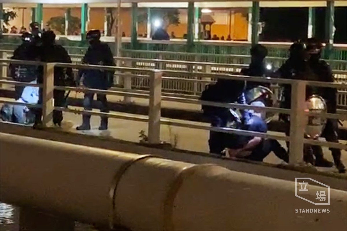 晚間屯門有多名速龍小隊出動，拘捕多人。   圖：擷取自立場新聞臉書