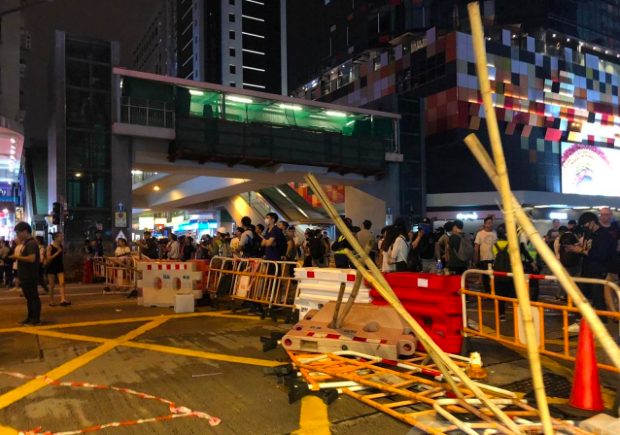 香港反送中示威者於彌敦道近旺角道交界以水馬和竹枝架設路障。   圖：擷取自香港電台