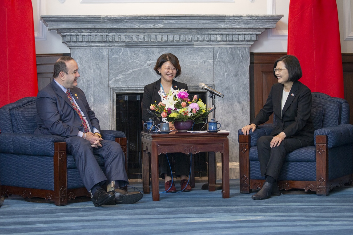 賈麥岱(左)當選瓜地馬拉總統後訪問台灣與總統蔡英文會談。   圖：總統府/提供