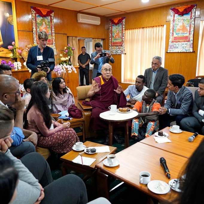 達賴喇嘛（中）23日在印度達蘭薩拉市的寢宮，接見美國和平研究院的青年領袖，展開為期2天的對話。   圖：翻攝自美國和平研究院臉書