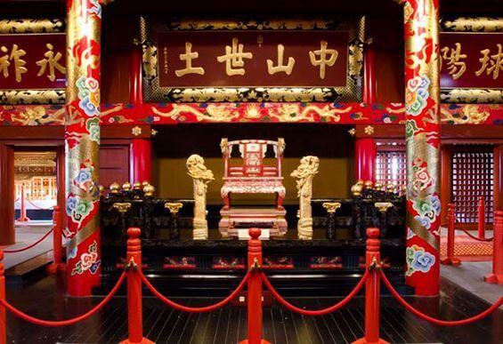 常設展的「中山世土」是復刻康熙墨寶，國王寶座是根據1477年～1526年在位的尚真王御後繪重現，但亦有其價值。   圖：翻攝自visit okinawa japan