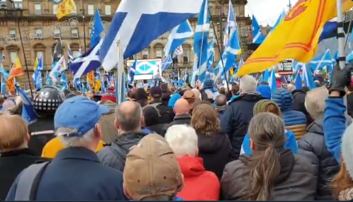 挺独立群众挥舞着饰有Yes的苏格兰国旗（Saint Andrew's Cross），以及加泰隆尼亚旗帜，日前声援加泰独立运动。   图/翻摄自推特(photo:NewTalk)