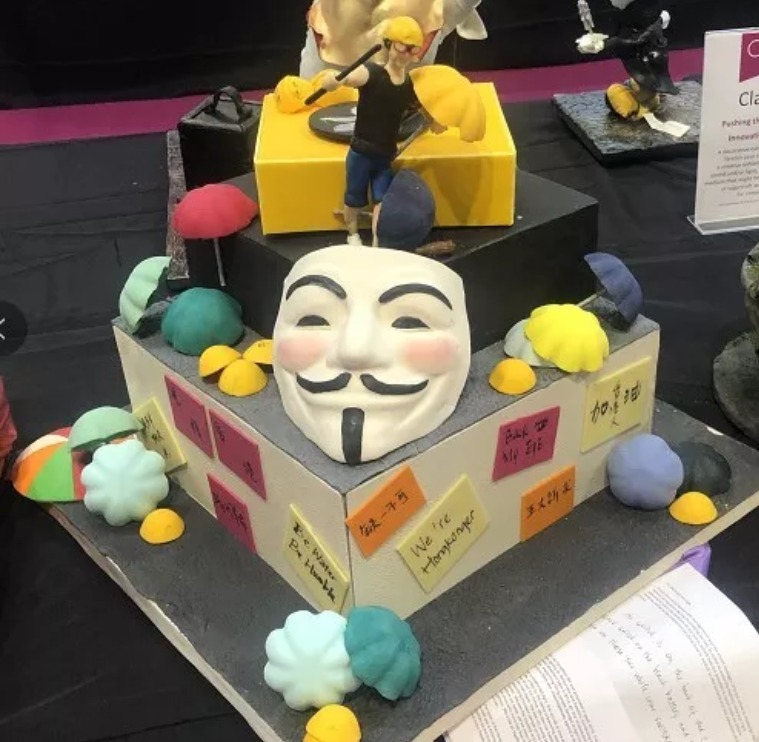 近來在英國國際翻糖比賽（Cake International）中出現一件以反送中運動為主題的翻糖蛋糕作品，遭到中國參賽者舉報。   圖：翻攝自翻糖師陳瑤微博