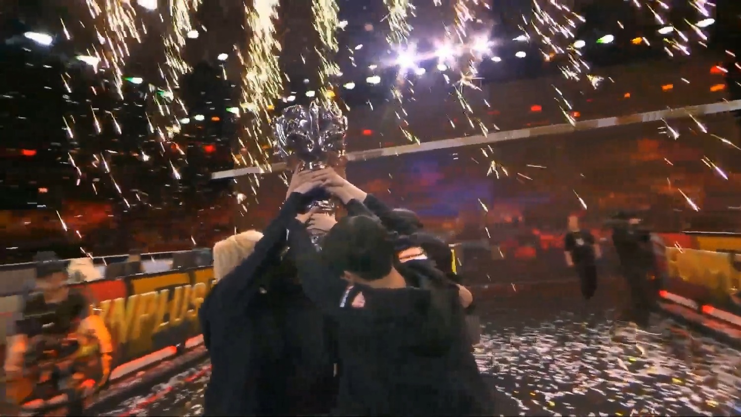FPX 直落三奪下今年《英雄聯盟》世界賽冠軍 圖:翻攝自 LoL Esports YouTube 頻道 FPX 直落三奪下今年《英雄聯盟》世界賽冠軍 圖:翻攝自 LoL Esports YouTube 頻道