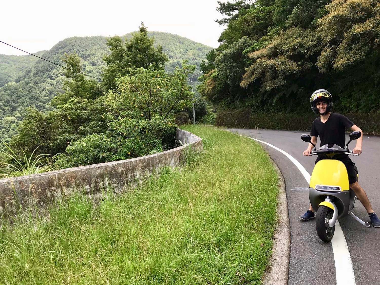方德良平常喜歡騎著自己的Gogoro遊歷臺灣。   圖：內政部移民署/提供