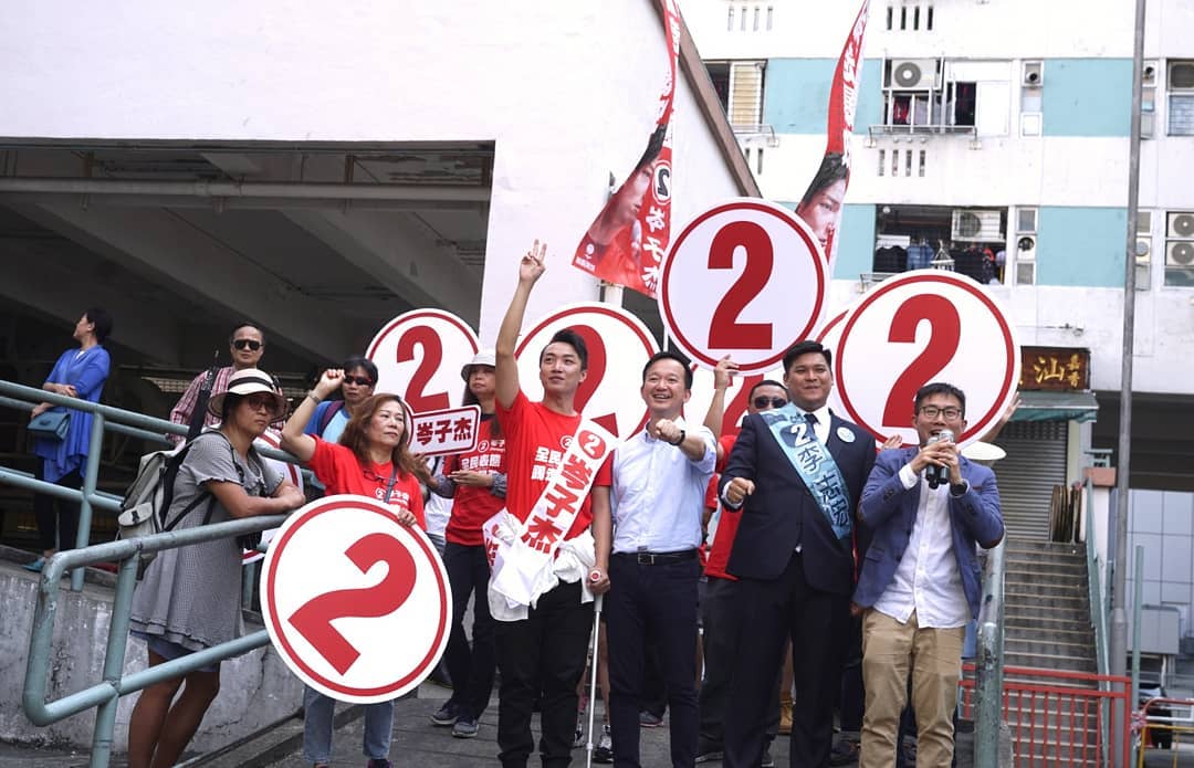 香港區議會選舉於昨(24日)舉行，泛民主派大獲全勝，圖中為在此次選舉中勝出的民陣召集人岑子杰。   圖：翻攝自岑子杰臉書