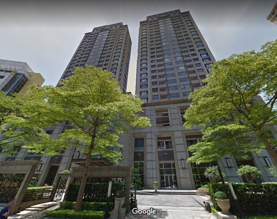 根據港媒起底爆料，向心夫婦疑似在2016、2017年間購入台北市信義區豪宅「冠德遠見」，還一次購買下同樓層兩戶打通。   圖：翻攝Google Map街景