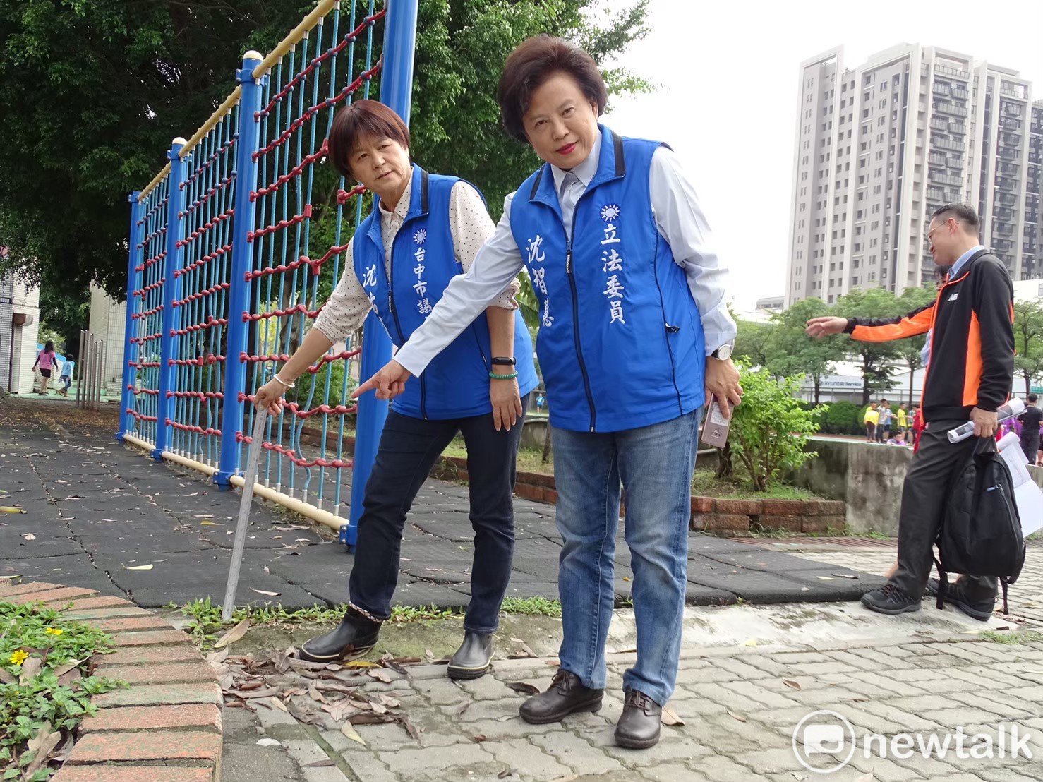 沈智慧與胞妹沈佑蓮連手服務。 唐復年/攝 沈智慧與胞妹沈佑蓮連手服務。 唐復年/攝