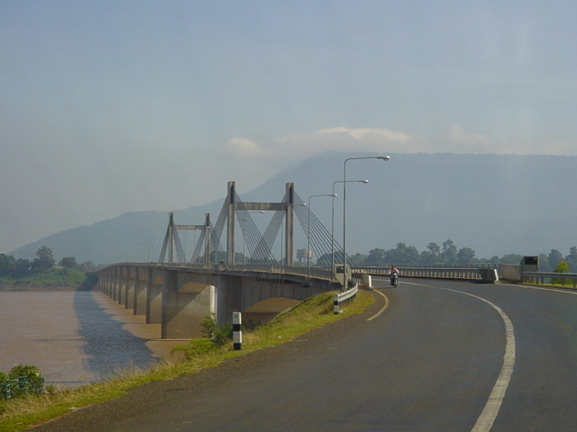 這座橫跨湄公河的橋樑連接了泰國東北部與寮國南部，是「東西經濟走廊」的重要交通項目。   圖：翻攝自維基網站