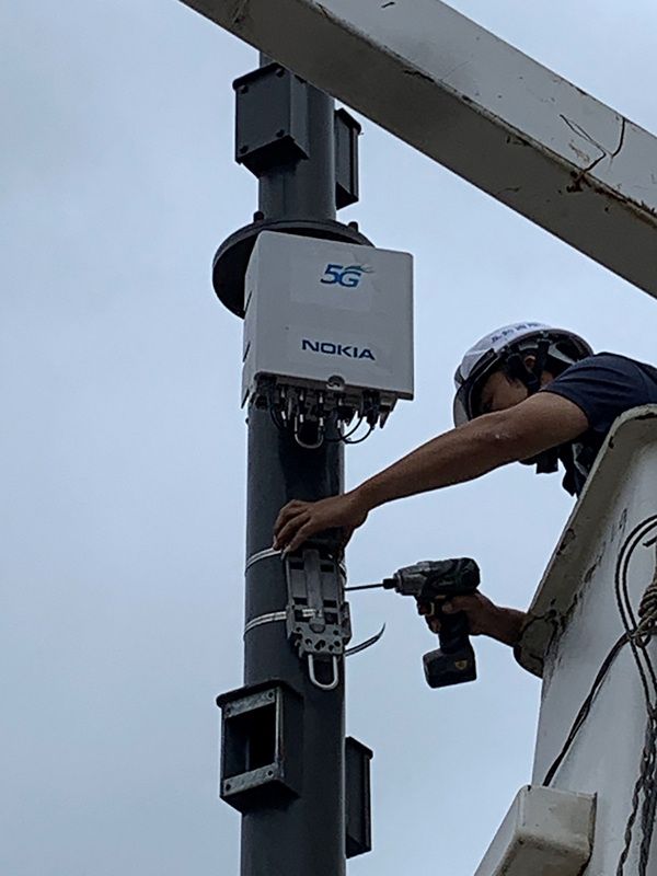 中華電信在新竹市南寮漁港建置了國內首座戶外5G small cell(小型基地台)智慧路燈。 圖:中華電信/提供