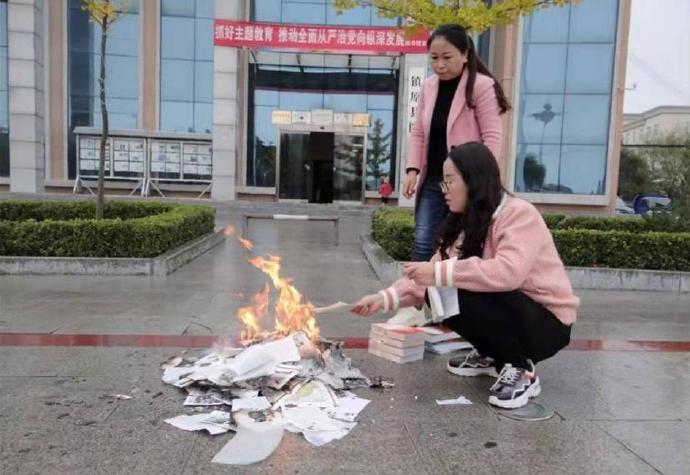 中國甘肅圖書館執行教育部命令清理書籍，引發軒然大波後遭到究責。   圖：翻攝自微博/觀察者網V