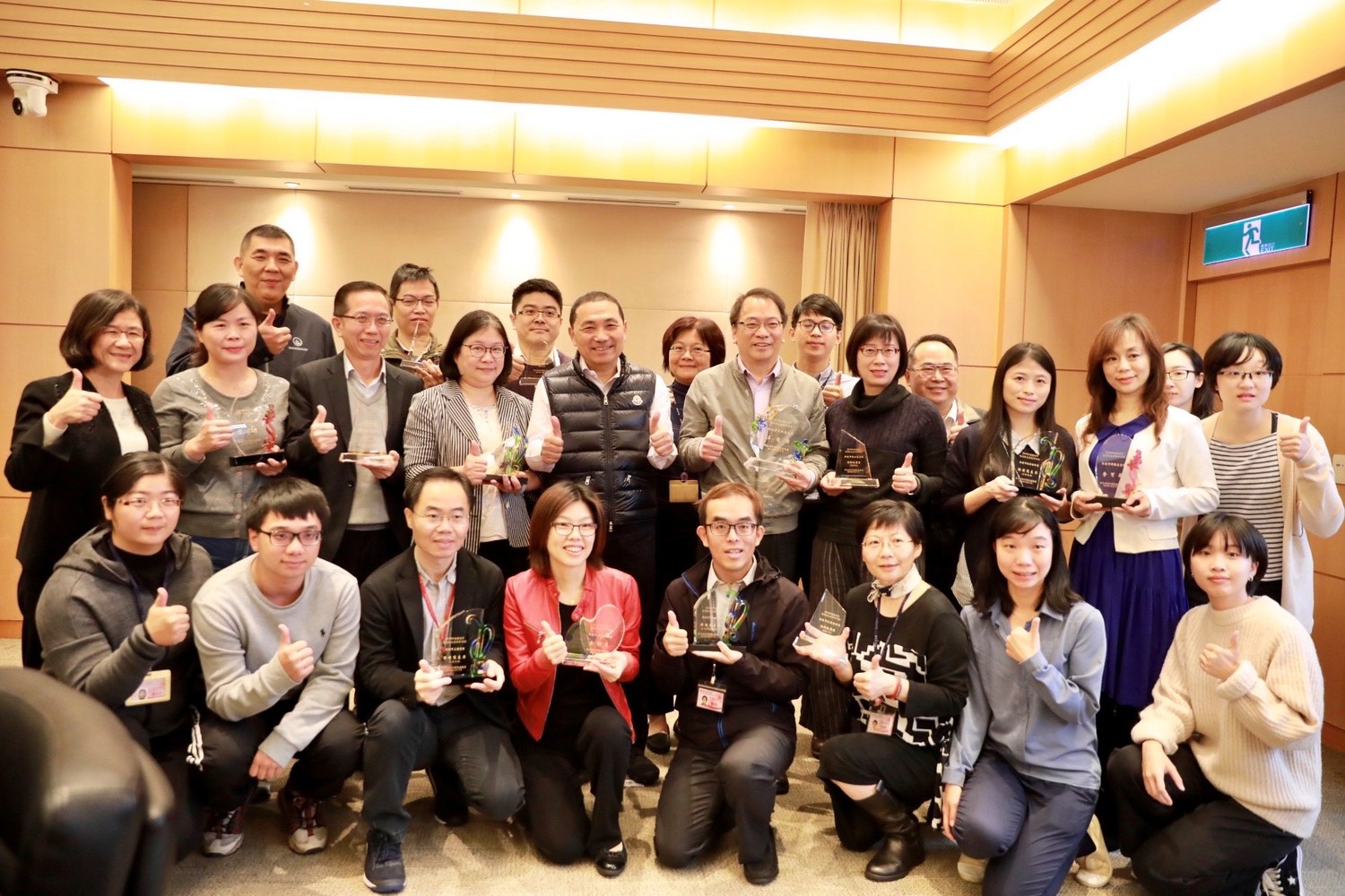 新北市「第11屆台灣健康城市暨高齡友善城市」獲獎單位於1月2日市政會議上向市長侯友宜獻獎。   圖：新北市衛生局提供 