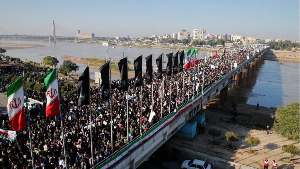 伊朗軍事領袖蘇雷曼尼遭美軍攻擊身亡，伊朗成千上萬民眾參與遊行，高喊報復。   圖：翻攝自Mohammad Kahloul推特（資料照片）
