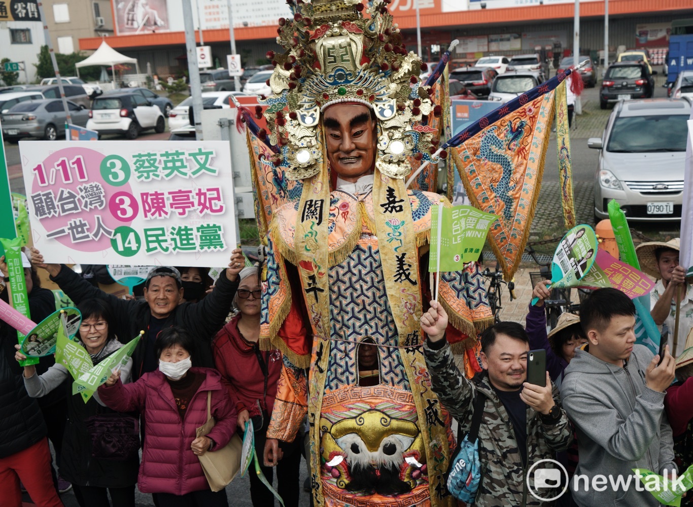 陳亭妃支持者在路旁擺出數百尊神像，象徵眾神護台灣。   圖：張良一 / 攝