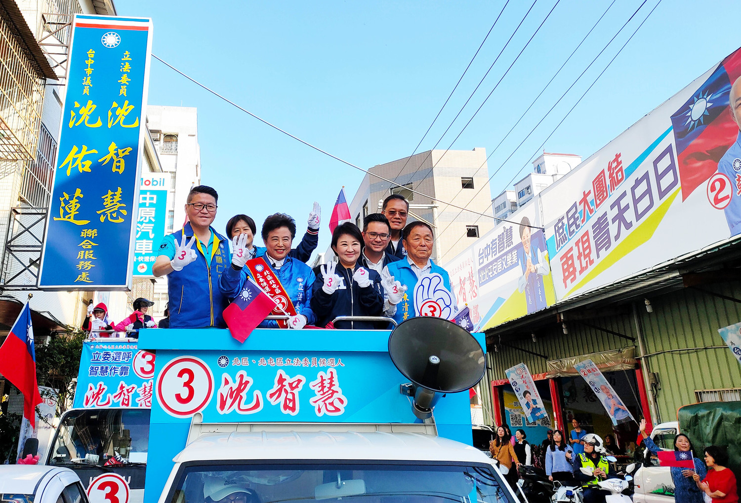 盧秀燕率市議員們陪沈智慧以車隊遊行方式沿街拜票。 圖:沈智慧競總/提供 盧秀燕率市議員們陪沈智慧以車隊遊行方式沿街拜票。 圖:沈智慧競總/提供