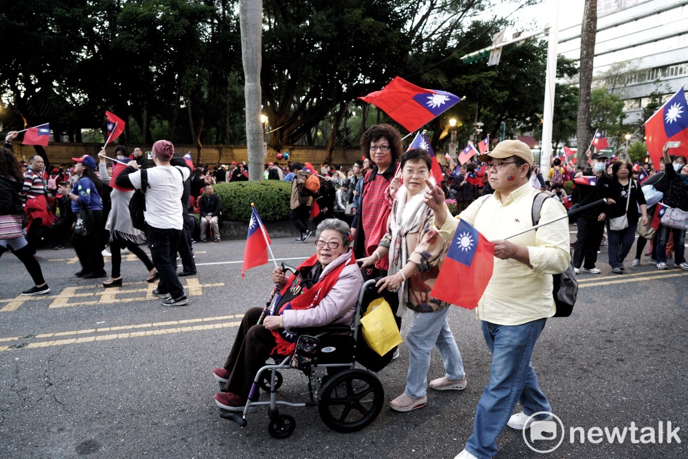 成群結隊前來支持的民眾，就連行動不便、坐輪椅的老奶奶也到場力挺韓國瑜。   圖：張良一/攝