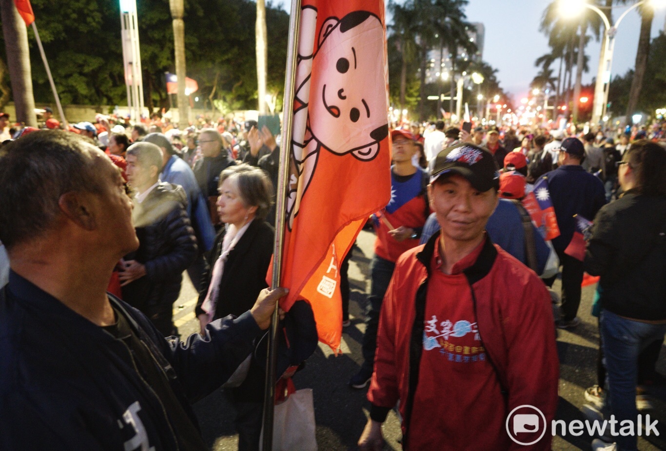 支持者自備Q版韓國瑜旗子、穿著「一枝穿雲箭」T恤前來應援。   圖：張良一/攝