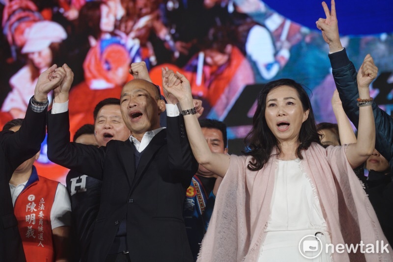 國民黨總統候選人韓國瑜於凱道造勢與夫人李佳芬久違同台。   圖：張良一/攝